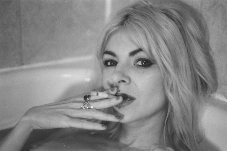 Goddess Ges Black White bath smoking